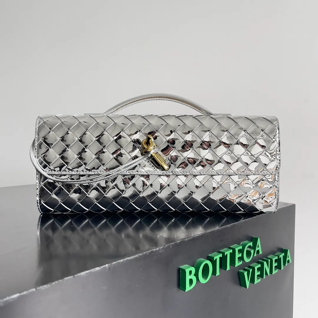 The batch of 1360 BV Andiamo evening handbags has been heavily planted again~ The designer aesthetics in the era of economic downturn are back. I fall in love with it at first sight and can't put it down. It's so beautiful and full of aura. The shape and texture are very competitive. It's light in weight and has sufficient capacity. It's a must-have for fashionistas. It's suitable for many occasions, minimalist, high-end and light luxury. Model No.: 741511 Size: 31*13*3cm
